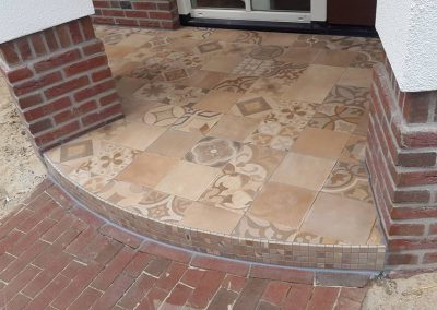 Buitenterras met patroontegels 60×60 in cotto kleuren