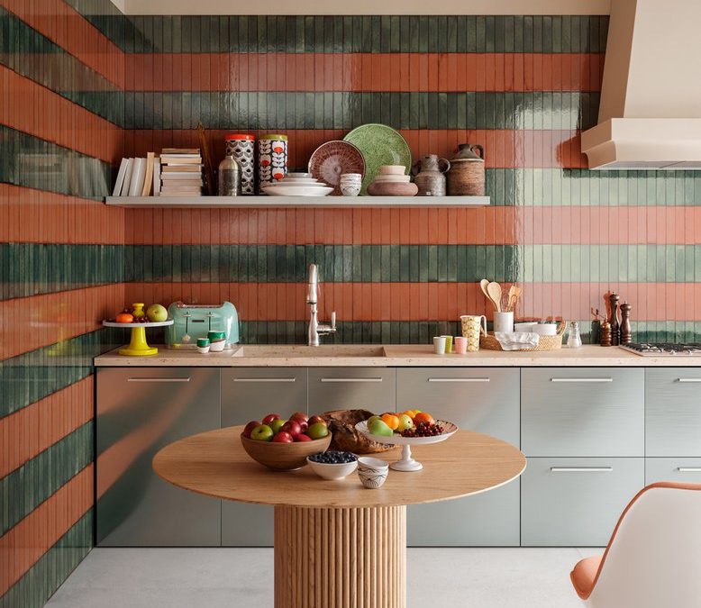 Kleurrijke Statement: De Comeback van Kleine Wandtegels met Colorblocking